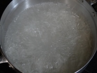 鍋にたっぷりの湯を沸かし、タピオカを入れて袋の表示時間だけ茹でる。(タピオカの大きさによって、茹で時間は異なりますが、小粒タイプで15分程度)<br />