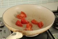 オリーブオイルでトマトをさっと炒めます。
