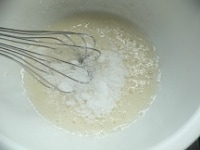 別のボウルで長芋と砂糖を混ぜ、水を混ぜる