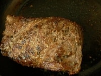 フライパンで肉の表面に焼き色をつける