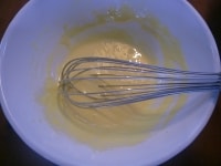 卵黄にグラニュー糖（15g）を入れ、ホイッパーですり混ぜる。<br />