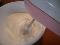 卵白とグラニュー糖でメレンゲを作る