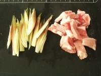 ミョウガはかたい軸をとり除き、縦に6等分に切ります。豚肉は一口大に切ります。<br />