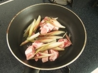 フライパンにサラダ油をひき火にかけ、ミョウガと豚肉を入れます。豚肉の色が変わるまで炒めます。<br />