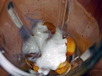 マンゴーとパイナップルヨーグルトスムージーの材料をすべてミキサーに入れて撹拌し、2のグラスに静かにそそぐ。あればミントを飾る。