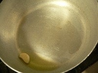 鍋にオリーブオイルとニンニクを入れて熱し、匂いが立ったところでベーコンを炒める。