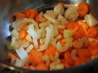 底の厚い深鍋にオリーブオイルをしき、トマトの大きさ位に切ったタマネギ、セロリ、にんじんを入れて、軽くオイルに混ぜ合わせてから火をつける。