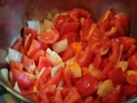 2の野菜で、タマネギが透き通ってきたら、トマトを入れ、塩をし、中火にかけて、フタをする。トマトがクタクタになってきたら弱火にかえ、時々フタを開けて底に焦げ付かないように混ぜて、煮込んで45分位したら、バジルの葉とイタリアンパセリの葉を入れる。