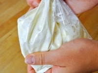 ビニール袋に溶き小麦粉を作る