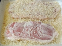 溶き粉がなじんだ豚肉を袋から出し、両面にパン粉をまぶします。