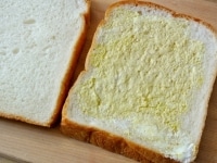 食パンにからしバターを塗る