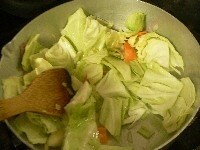 野菜を加え、軽く塩コショウして炒めあわせ、しんなりしたらワインを振りいれ、水6カップとスープの素1個を加えて煮る。
