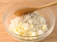 温かいご飯に角切りにしたプロセスチーズ・ちりめんじゃこを加えて混ぜ合わせる。<br />