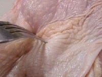 鶏もも肉の皮目をフォークなどで穴をあける