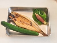 2合分の寿司飯に対して用意する材料は、カマスの干物1匹分、きゅうり1本、大葉5枚、みょうが1/2個、ごま小さじ1/2です。<br />