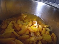 30分ほど置くと、果汁が出てきます。写真のように鍋を少し傾けると、果汁が出てきたのがわかります。