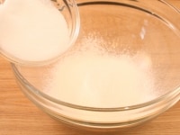 ボウルに小麦粉を振り入れ、塩・グラニュー糖を加えて泡立て器で混ぜておく。<br />