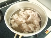 鍋に水をはり火にかけ、沸騰したところに豚バラ肉を一枚づつ入れます。30秒ほどでひきあげます。<br />