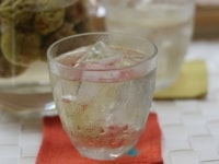 出来上がった梅シロップは、水や炭酸で割って飲んだり、かき氷のシロップやゼリーなどのお菓子作りにも。