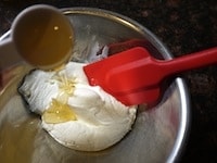 水切りしたヨーグルトにはちみつを加えてよく混ぜます。