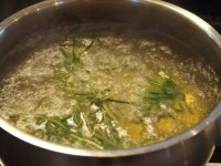 鍋に、ぎゅっと握って香りを出したローズマリーと水を入れて沸騰させる。