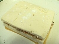 豆腐に片栗粉を少々ふりかけ、具をはさむ