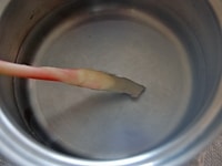 下ごしらえした葉生姜を、熱湯に30秒ほどつけてアク抜きします。