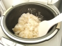 精白米と玄米を合わせ、水で研ぎます。研ぎ水は捨て、1.2合分の目盛りまで水を入れ15分程度置き、玄米モード（なければ白米モード）で炊飯します。<br />