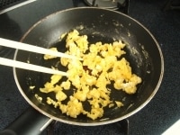 フライパン(フッ素加工のもの)を熱し、卵液を一気に入れて菜箸でグルグルと全体を回します。ポロポロになったら火を止めます。