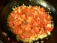 トマトを入れ、トマト全体に火が回るくらい炒める。<br />