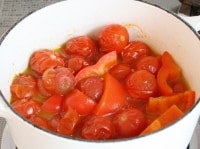 15分経つとトマトから水分がたくさん出てきます。蓋をしたまま荒熱を取る。