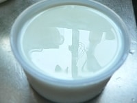 牛乳に練乳を溶かし、かき氷器用の氷容器に入れて冷凍庫で固める。<br />