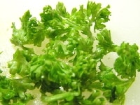 パセリの葉の部分をざく切りにする