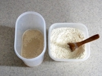 フランスパン専用粉、全粒粉、グラハム粉、塩、砂糖をボウルなどに入れよく混ぜておく。イーストはぬるま湯に加え、1～2分おいてから、ホイッパーなどでよく混ぜておく。<br />