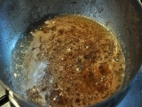 小鍋にアンチョビとバターを入れ、バターが焦げないように気をつけながらアンチョビを煮とかす。