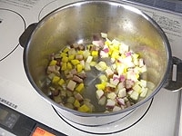 鍋を中火にかけ、オリーブオイルを熱します。まずはベーコン、たまねぎ、大根、にんじんを炒めます。
