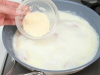 フライパンにみじん切りにしたにんにく・油を熱し、香りが出たら薄切りにした玉ねぎ・短冊切りにしたハムを加えて炒める。油がまわったら生クリームを加えて少し煮詰め粉チーズを加える。