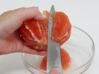 グレープフルーツは1個は皮・薄皮から取り出す。もう一つは横半分に切ってよく絞っておく。<br />