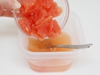 グレープフルーツの身も加えて混ぜ、荒熱が取れたら冷蔵庫で冷やし固める。スプーンなどですくって器に盛り、ミントを添える。