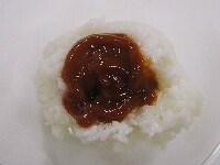 ご飯にケチャップを混ぜ込み、水で濡らしたプリンカップで型を取り、パセリをちらし旗を刺す