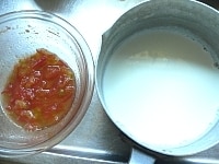 耐熱ボウルに、1cm角に切ったトマト、グラニュー糖、レモン汁を入れ、ラップ無しで、電子レンジ（600W）で3分加熱する。牛乳は鍋に入れ、かき混ぜながら5分煮詰める(煮詰めた後は100ccぐらいになる)。<br />