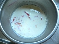 牛乳とトマトが冷めたら2つを一緒にして、バニラエッセンスを加え、軽く混ぜて冷凍する。時々取り出してさっくり混ぜる。<br />