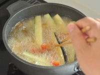 油を170℃に熱し、水気をふき取った野菜を揚げます。揚がったものから順に取り出しておきましょう。