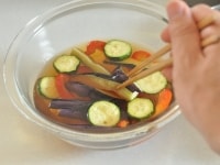 野菜が熱いうちに、調味料を合わせてつくったつけだしに漬け込みます。粗熱が取れてから冷蔵庫でしっかりと冷やしておきます。