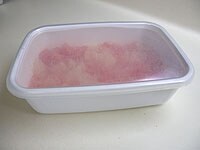 うすく広げて冷凍庫で凍らせます。固まったら、フォークかスプーンで砕き、器に盛り付けます。