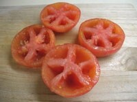トマトは熱湯に通して冷水に浸けて皮をむきます。中の種をとり粗く切ります。<br />