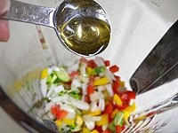 ミキサーまたはフードプロセッサーに野菜類をいれ、オリーブオイル、酢、水を入れ攪拌します。次に塩、こしょう、醤油、タバスコを加えて再度攪拌します。