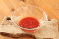 トマト水煮をフォークかマッシャーを使って細かくつぶします。
