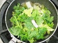 そのままのフライパンに玉葱、白菜の軸を入れしんなるするまで炒め、残りの野菜を全部入れさっと炒め、合わせ調味料を入れて約1分煮込む
