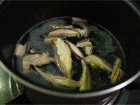 水に鶏がらスープの素と干しシイタケを加えて火にかけ、沸騰したらナンプラー、塩こしょうで味を整えます。<br />
